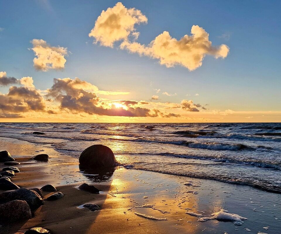 https://astroluna.rs/wp-content/uploads/2025/03/beach-9319305_1280-960x800.jpg